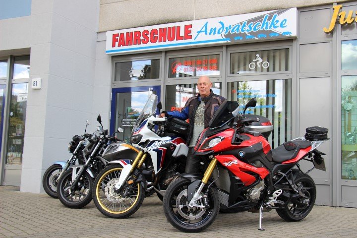 Fahrlehrer Jens Andratschke mit den Ausbildungs-Motorrädern der Fahrschule